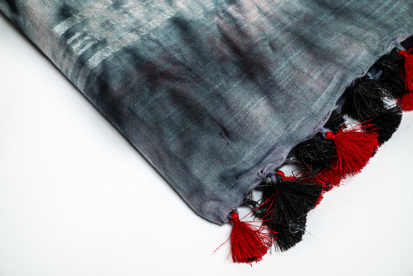 Crimson Twist - Stylish Tie-Dye Linen Saree